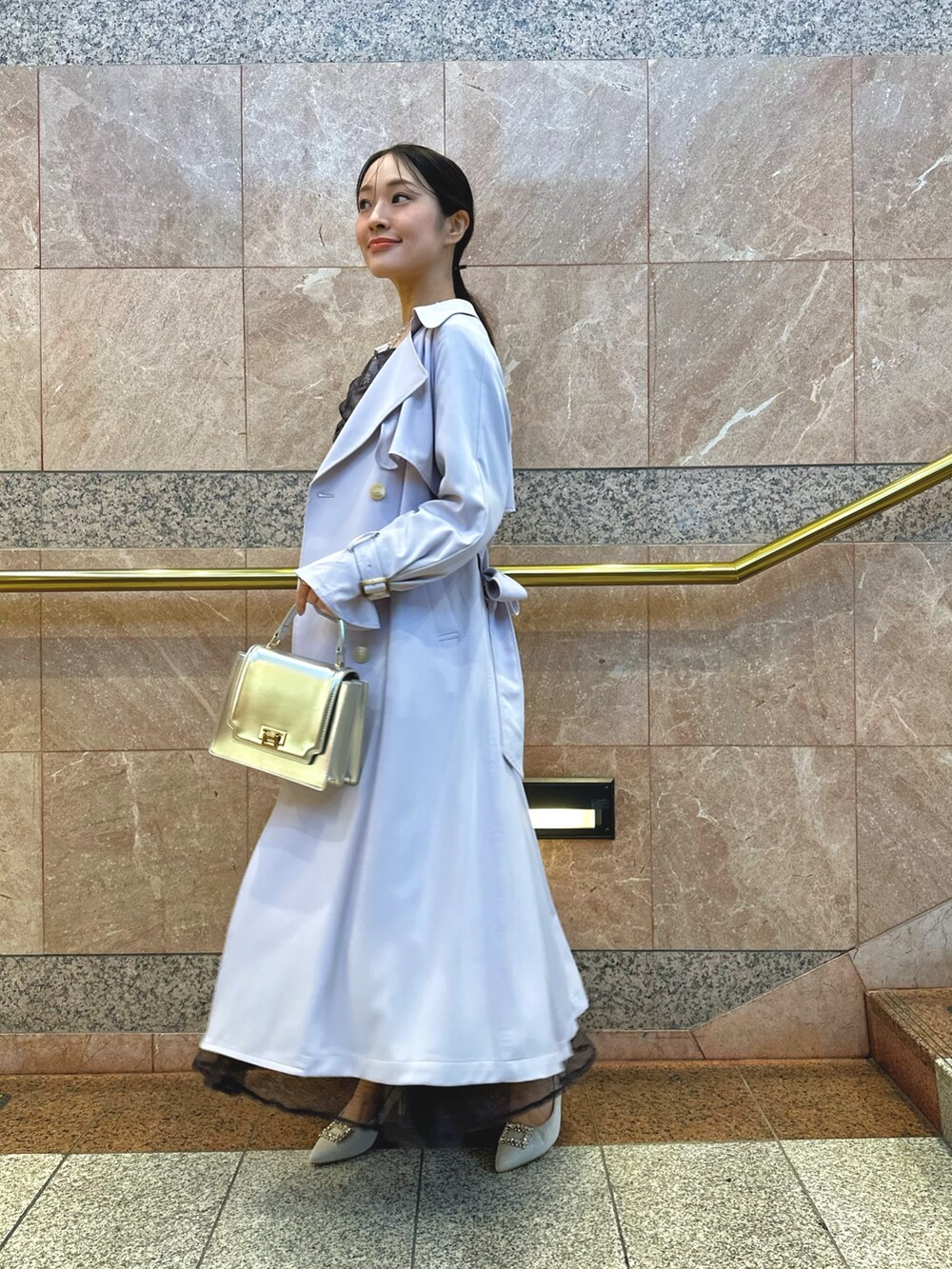 パープル系のスカート、パープル系のシャツ/ブラウス、シルバー系のハンドバッグを着用したレディースの冬コーディネートの3枚目の写真