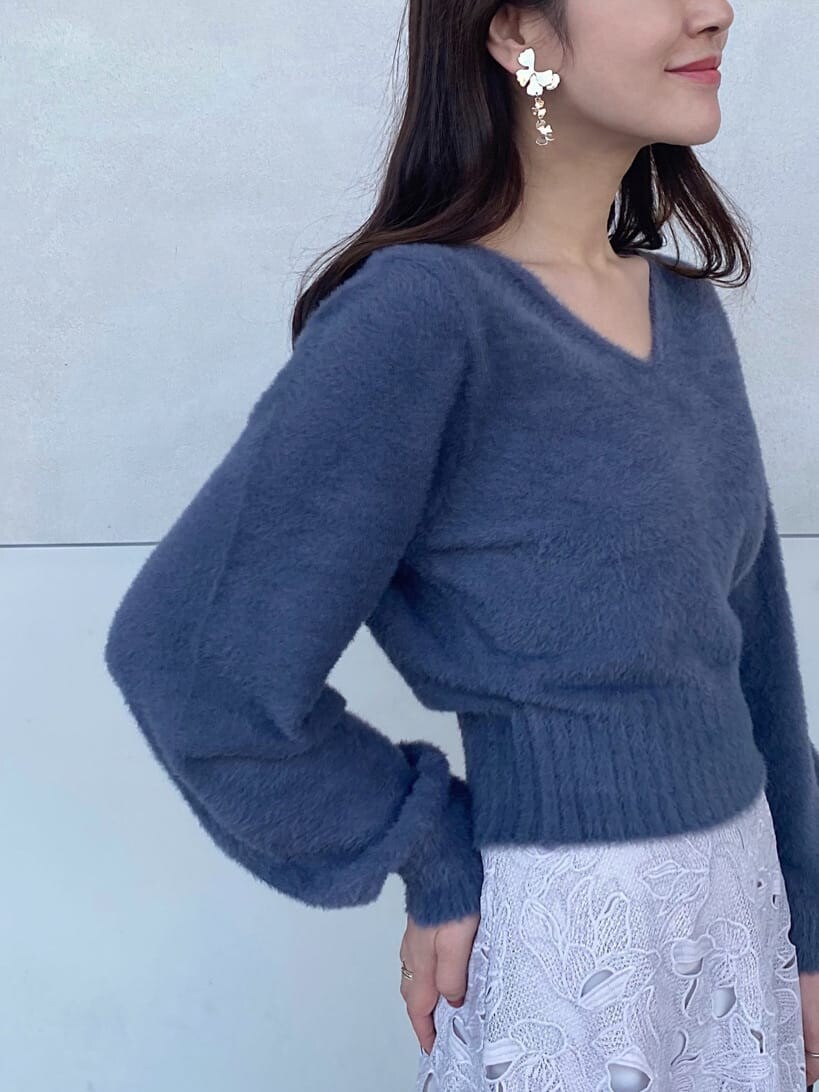 ブラウン系のハンドバッグ、ブラウン系のその他シューズ、ピンク系のスカートを着用したレディースの秋コーディネートの6枚目の写真