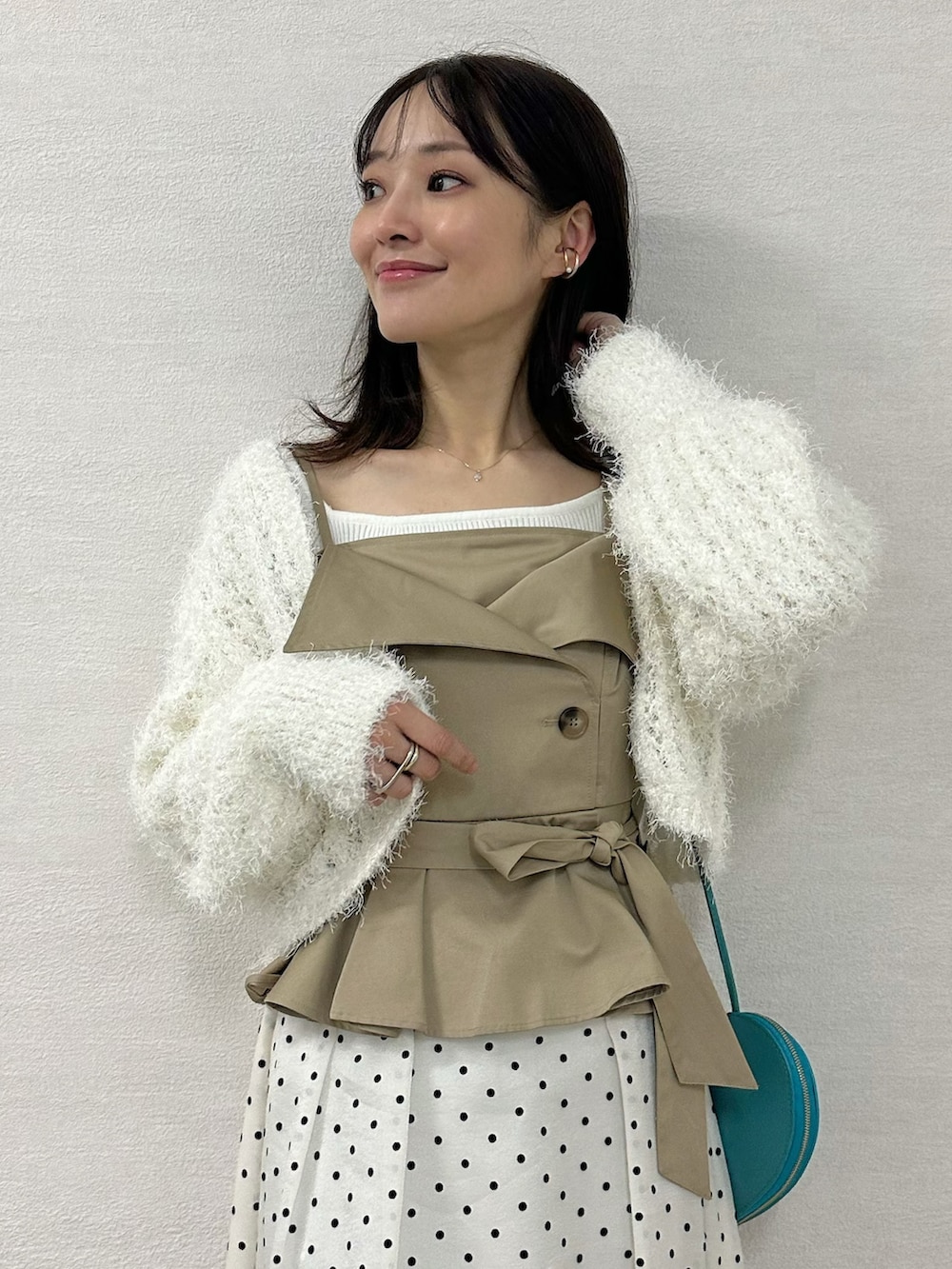 ホワイト系のカーディガン/ボレロ、ベージュ系のワンピース、ホワイト系のニット/セーターを着用したレディースの秋コーディネートの4枚目の写真
