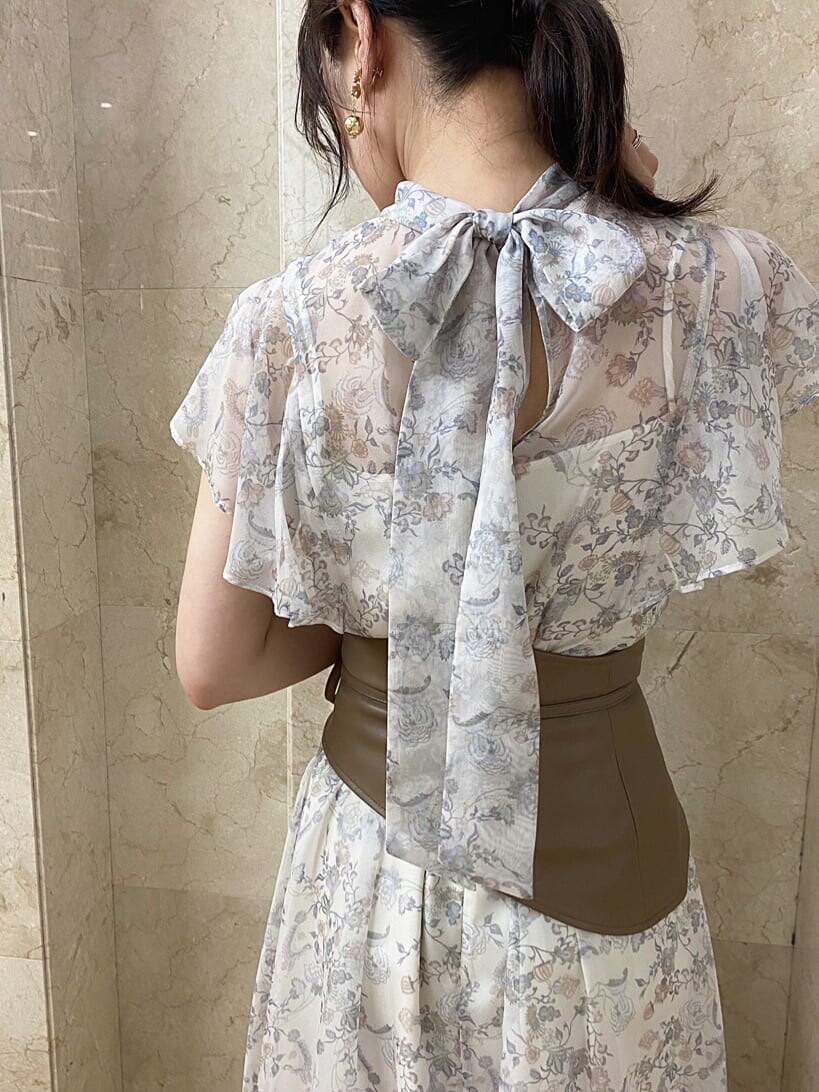 ベージュ系のTシャツ/カットソー、ベージュ系のワンピース、ブラウン系のその他シューズを着用したレディースの夏コーディネートの4枚目の写真