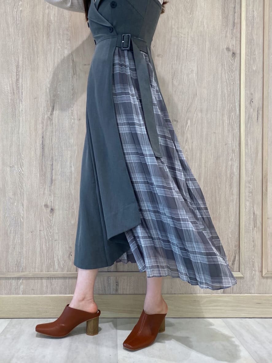 ブラウン系のサンダル、グレー系のジャンパースカート、ホワイト系のニット/セーターを着用したレディースの夏コーディネートの5枚目の写真