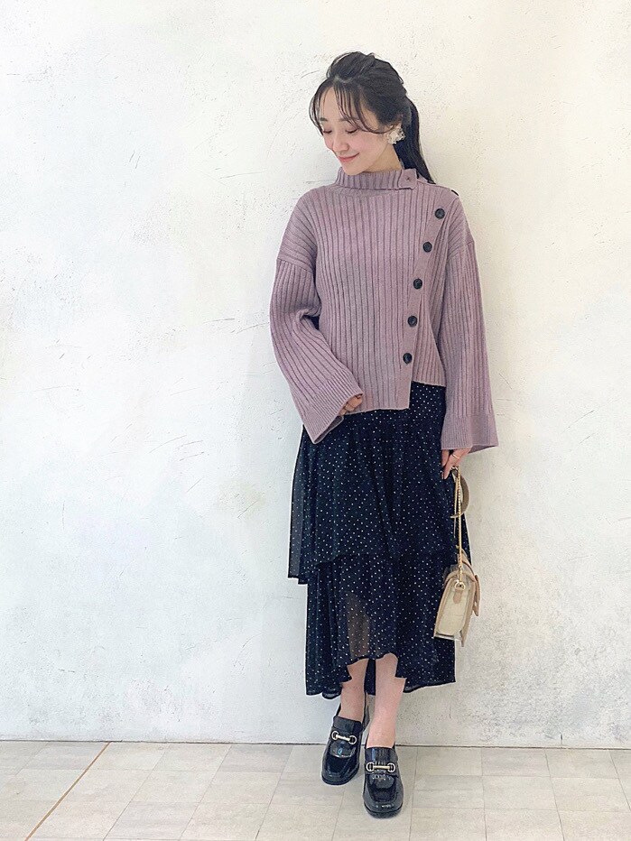 ブラック系のスカート、ブラック系のローファー、パープル系のニット/セーターを着用したレディースの冬コーディネートの2枚目の写真