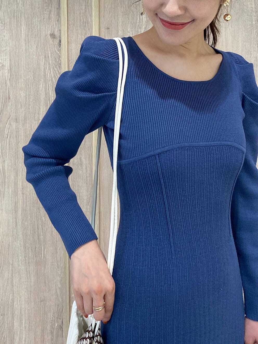 ホワイト系のその他シューズ、ホワイト系のハンドバッグ、ブルー系のワンピースを着用したレディースの秋コーディネートの7枚目の写真