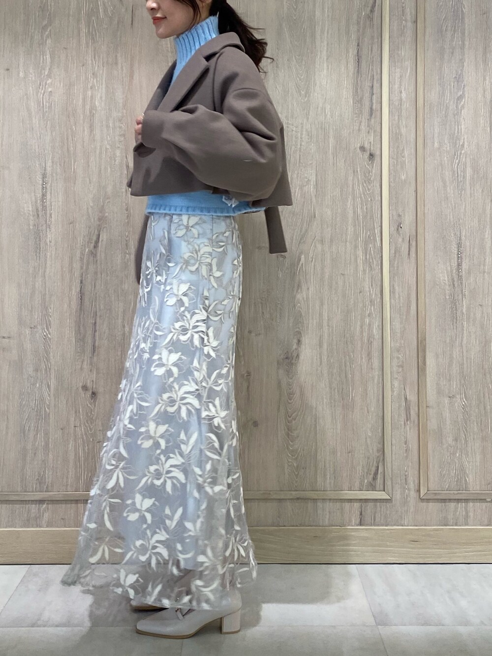 ブラウン系のその他アウター、ホワイト系のローファー、ブルー系のニット/セーターを着用したレディースの秋コーディネートの5枚目の写真