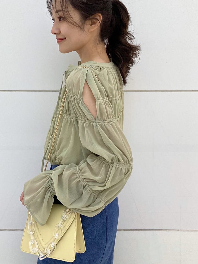 ホワイト系のTシャツ/カットソー、ブルー系のスカート、イエロー系のシャツ/ブラウスを着用したレディースの冬コーディネートの7枚目の写真