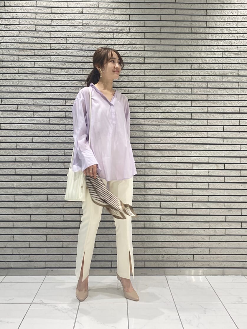 ホワイト系のその他パンツ、ベージュ系のパンプス、ホワイト系のハンドバッグを着用したレディースの夏コーディネートの2枚目の写真