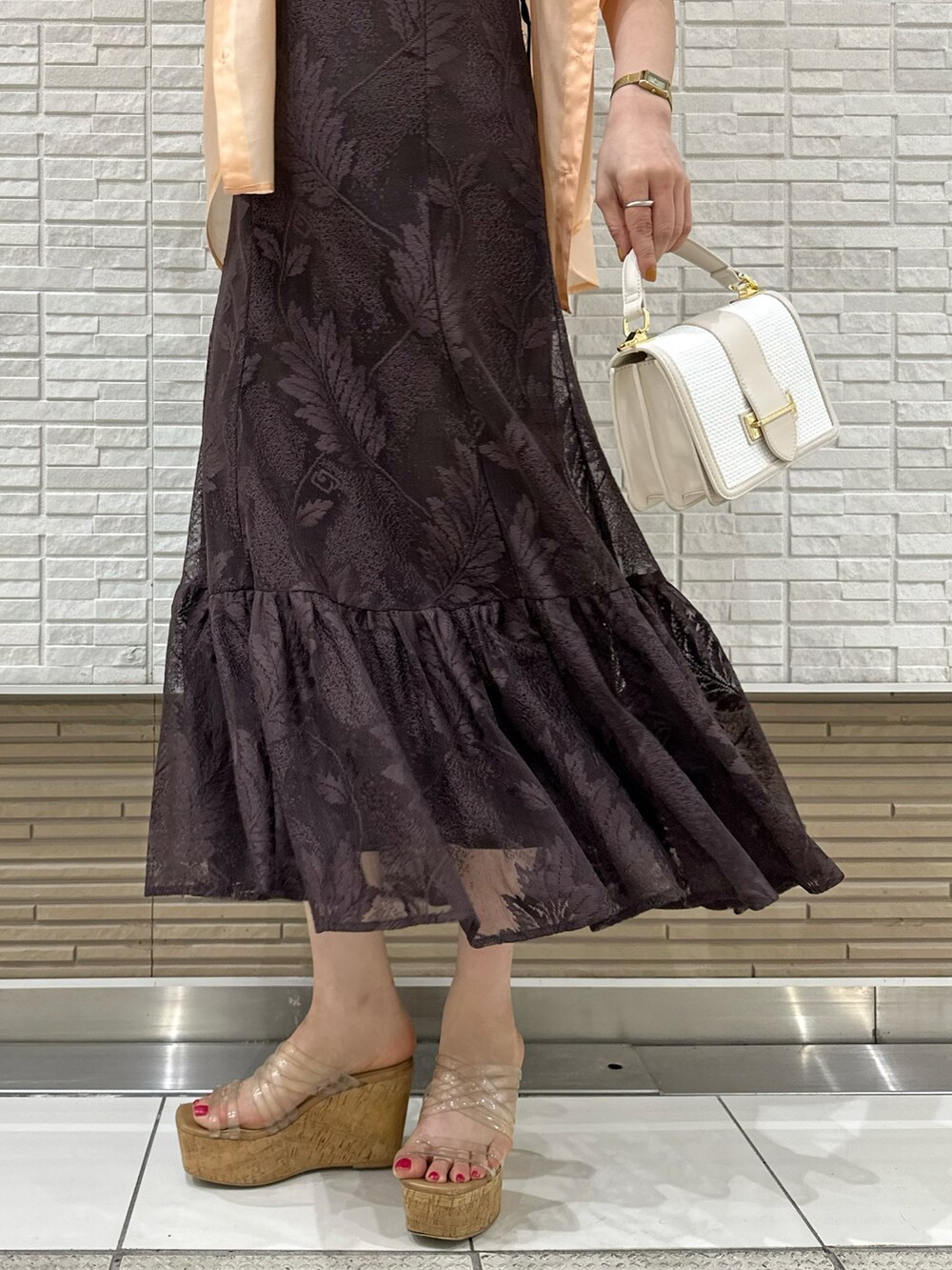 「MERCURYDUO(MERCURYDUO)、MERCURYDUO、マーキュリーデュオ(MERCURYDUO)、マーキュリーデュオ、キャミワンピース、ブラウンコーデ、シアーシャツ、オレンジコーデ、キャミワンピ、お出かけコーデ、イエベ」｜「MERCURYDUOのクリアチューブウェッジサンダル（サンダル、その他）」を使った、村岡愛美さん（レディース・162cm）の春コーディネートの9枚目の写真