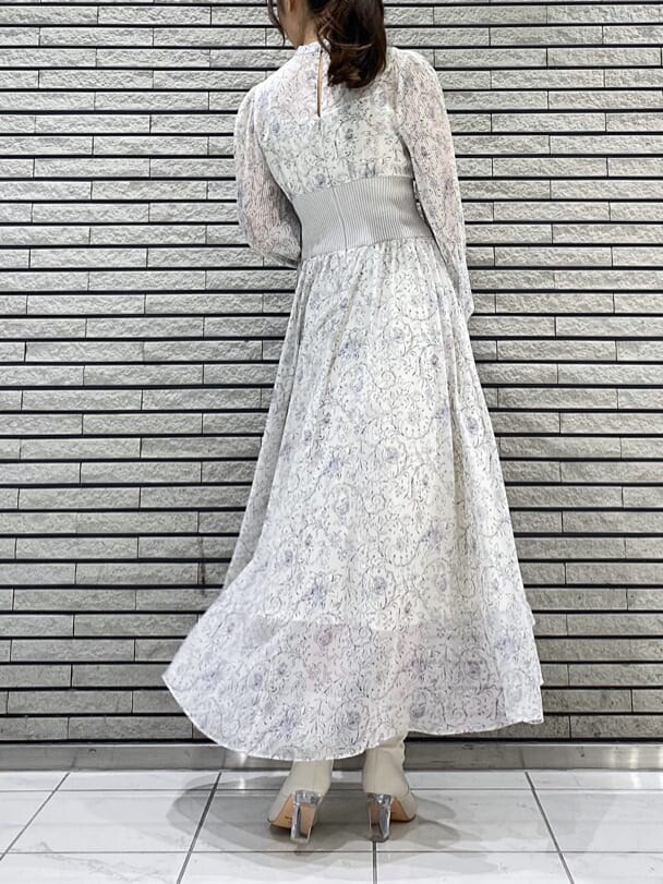 ブルー系のトレンチコート、ホワイト系のワンピース、ホワイト系のその他シューズを着用したレディースの冬コーディネートの8枚目の写真