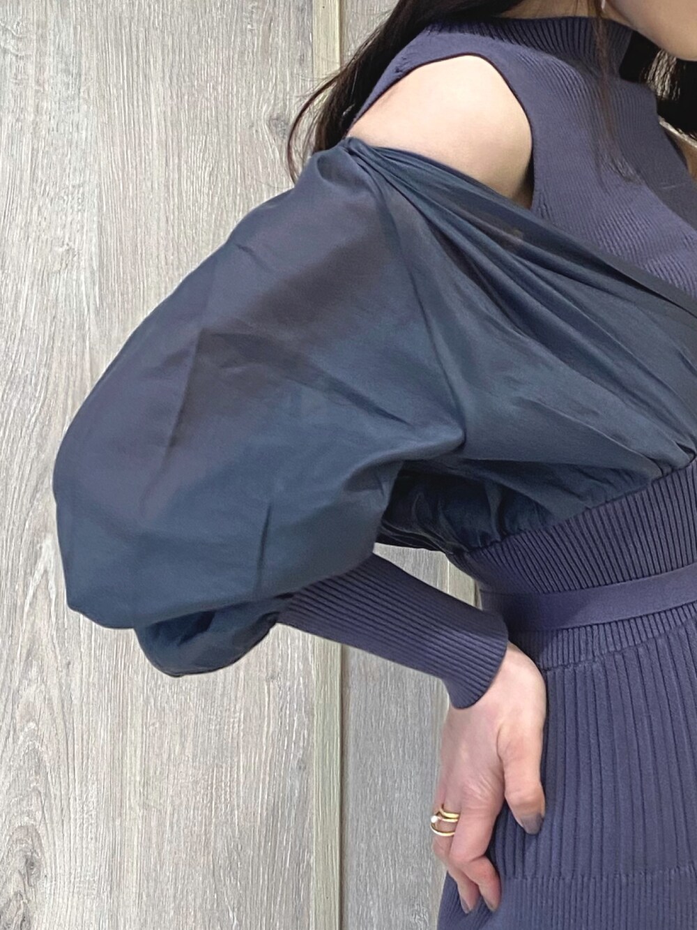 ブルー系のワンピース、ブルー系のワンピース、ブラック系のブーツを着用したレディースの冬コーディネートの7枚目の写真