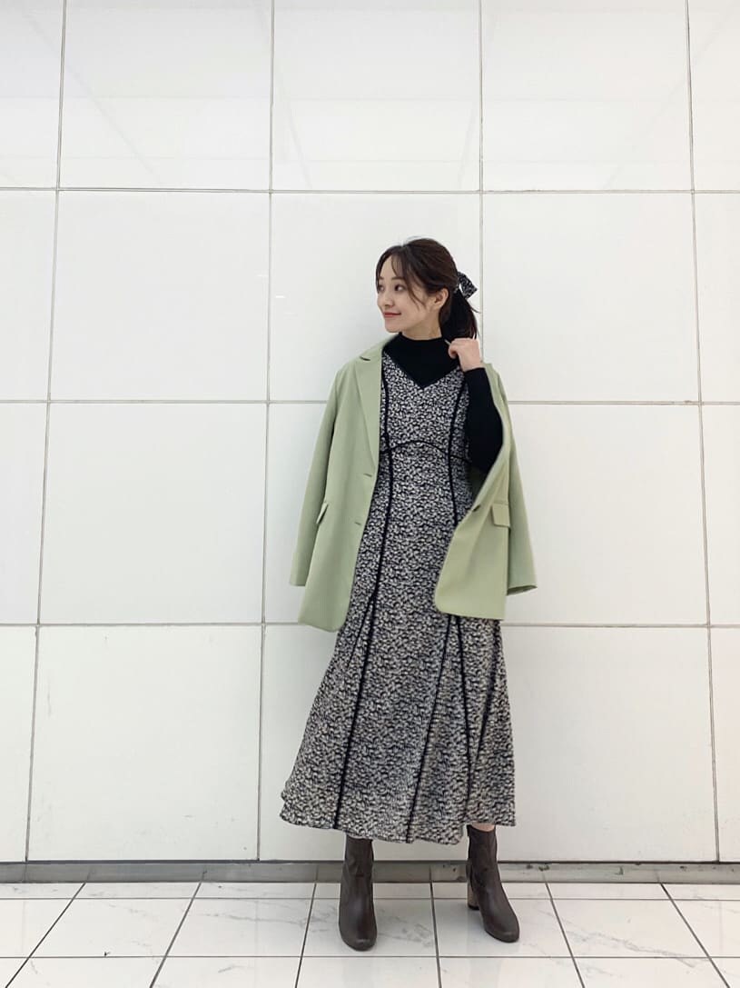 ブラック系のワンピース、ブラウン系のその他シューズ、グリーン系のテーラードジャケットを着用したレディースの秋コーディネートの6枚目の写真