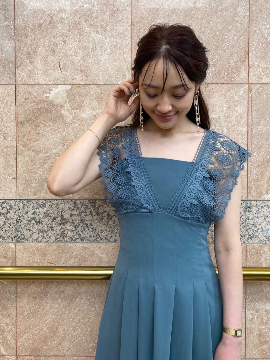 ベージュ系のパンプス、ブラック系のキャミソール、ブルー系のワンピースを着用したレディースの春コーディネートの4枚目の写真