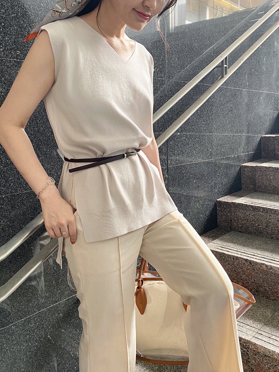 ブラウン系のトートバッグ、ホワイト系のその他パンツ、ホワイト系のワンピースを着用したレディースの春コーディネートの4枚目の写真