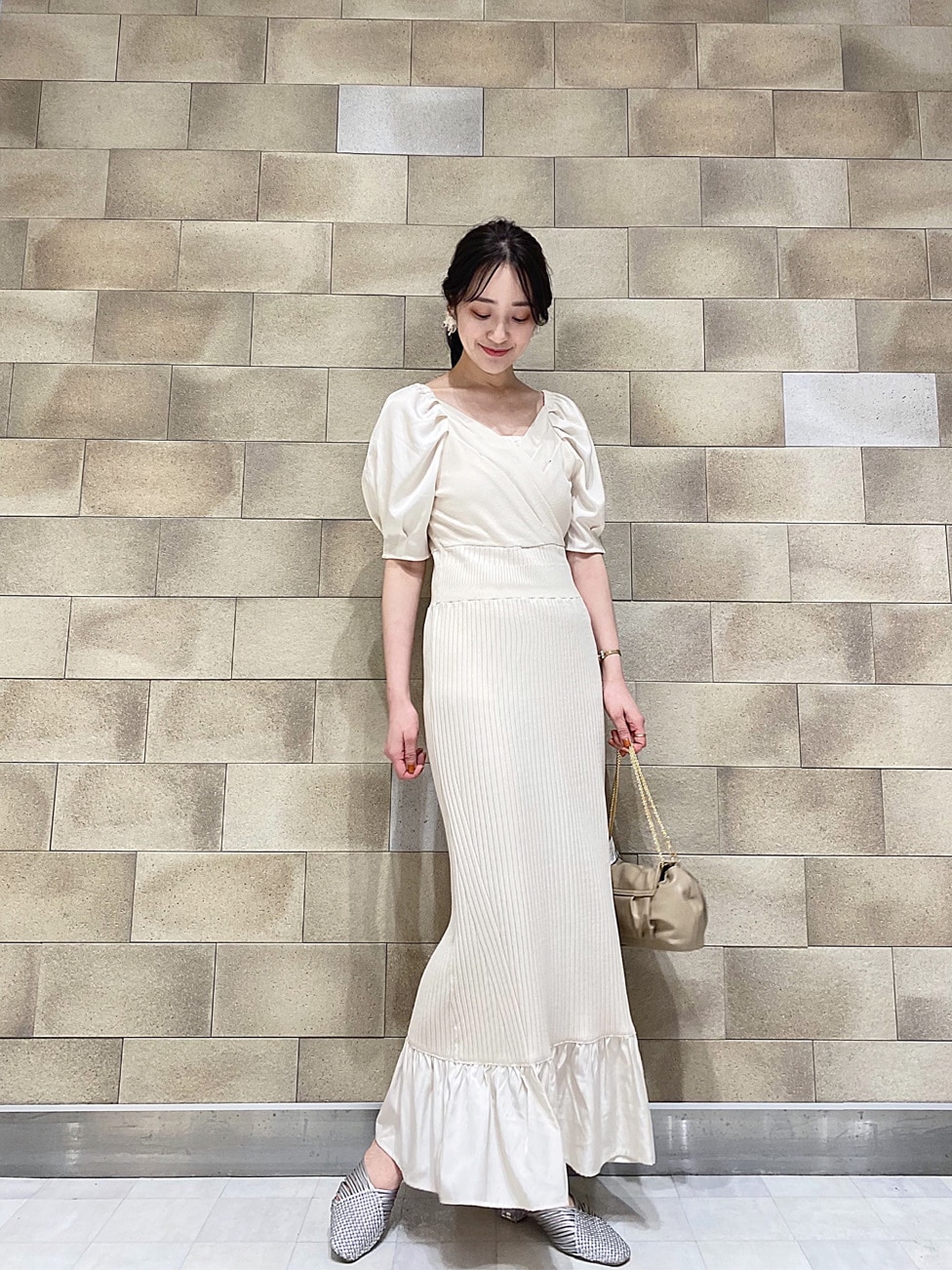 ホワイト系のTシャツ/カットソー、シルバー系のサンダル、ベージュ系のワンピースを着用したレディースの春コーディネートの2枚目の写真
