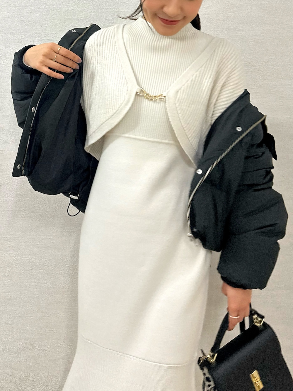 ブラック系のローファー、ホワイト系のワンピース、ブラック系のハンドバッグを着用したレディースの秋コーディネートの5枚目の写真