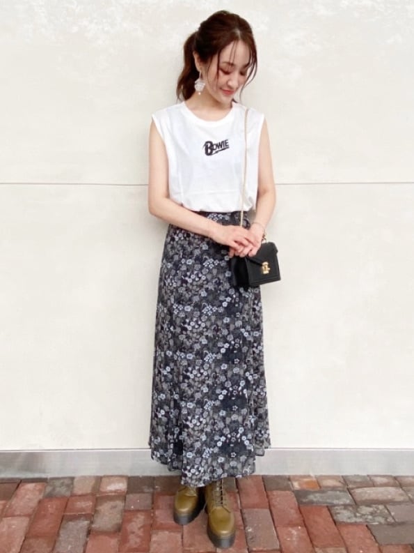 ブラック系のショルダーバッグ、ベージュ系のテーラードジャケット、ブラック系のスカートを着用したレディースの夏コーディネートの6枚目の写真