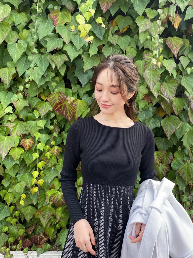 ブラック系のワンピース、ブラック系のその他シューズ、パープル系のステンカラーコートを着用したレディースの冬コーディネートの3枚目の写真