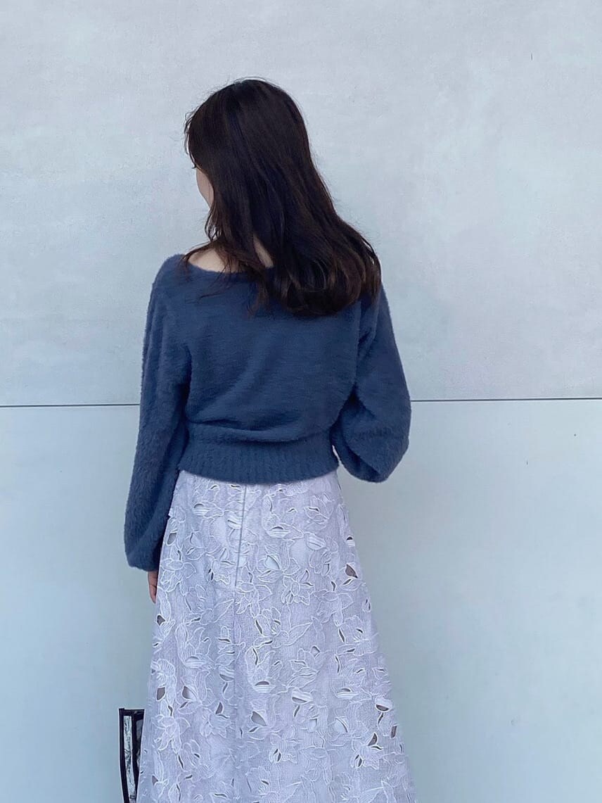 ブラウン系のハンドバッグ、ブラウン系のその他シューズ、ピンク系のスカートを着用したレディースの秋コーディネートの4枚目の写真