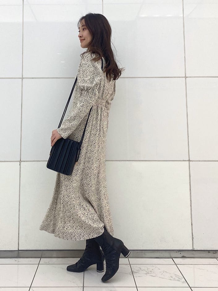 ブラック系のハンドバッグ、ブラック系のその他シューズ、ホワイト系のワンピースを着用したレディースの冬コーディネートの5枚目の写真