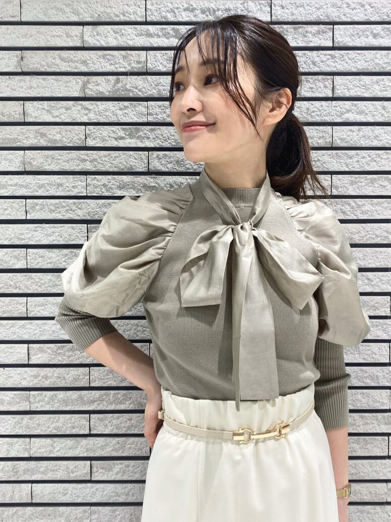 ホワイト系のスカート、ホワイト系のスカート、ベージュ系のブーツを着用したレディースの秋コーディネートの4枚目の写真