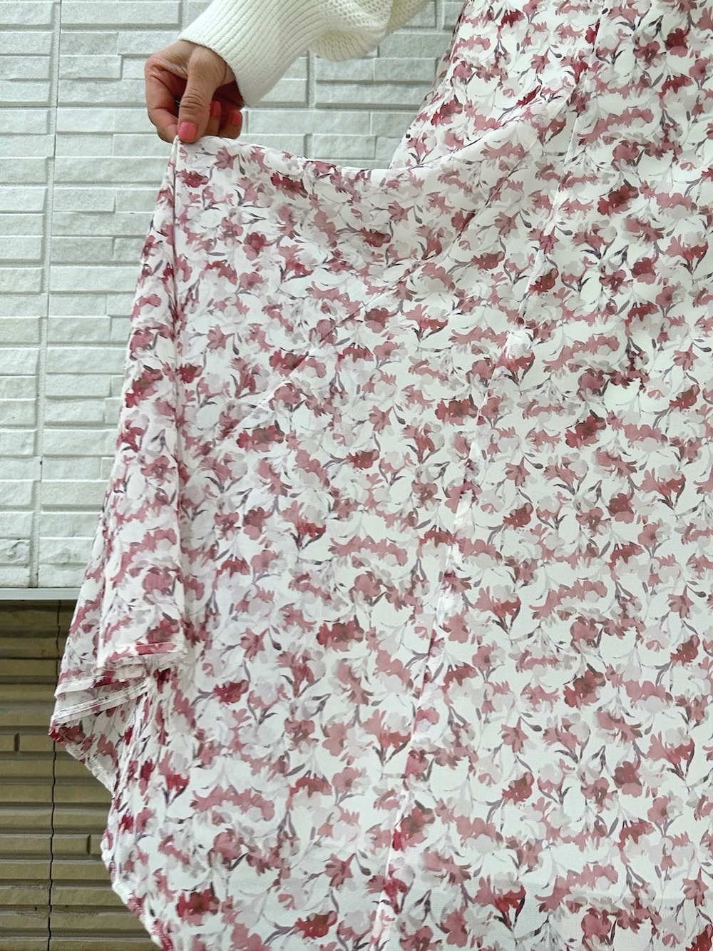 ホワイト系のカーディガン/ボレロ、ホワイト系のハンドバッグ、ピンク系のワンピースを着用したレディースの春コーディネートの8枚目の写真