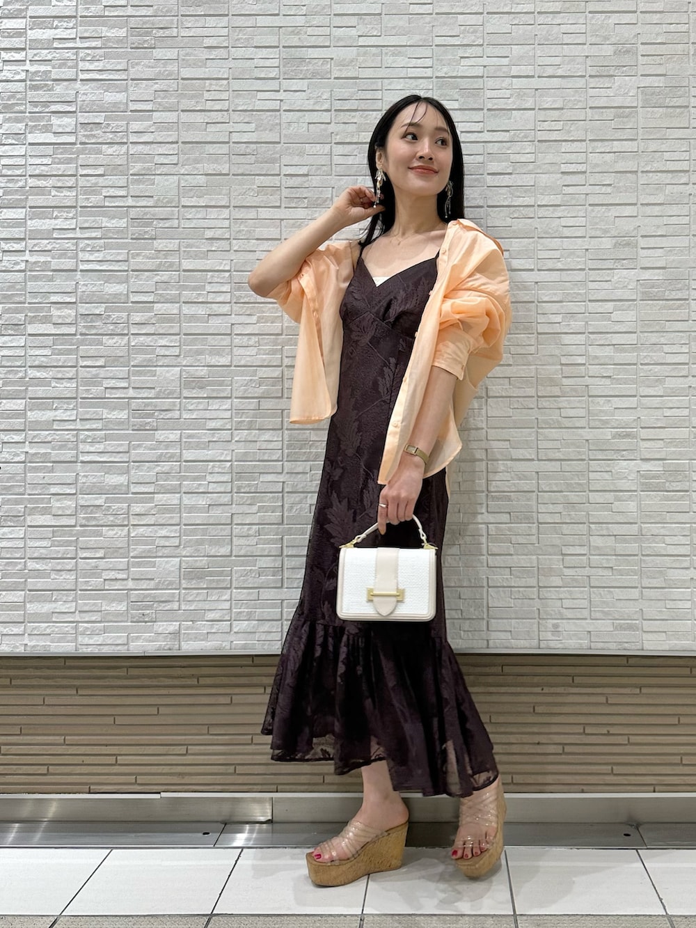 「MERCURYDUO(MERCURYDUO)、MERCURYDUO、マーキュリーデュオ(MERCURYDUO)、マーキュリーデュオ、キャミワンピース、ブラウンコーデ、シアーシャツ、オレンジコーデ、キャミワンピ、お出かけコーデ、イエベ」｜「MERCURYDUOのクリアチューブウェッジサンダル（サンダル、その他）」を使った、村岡愛美さん（レディース・162cm）の春コーディネートの2枚目の写真