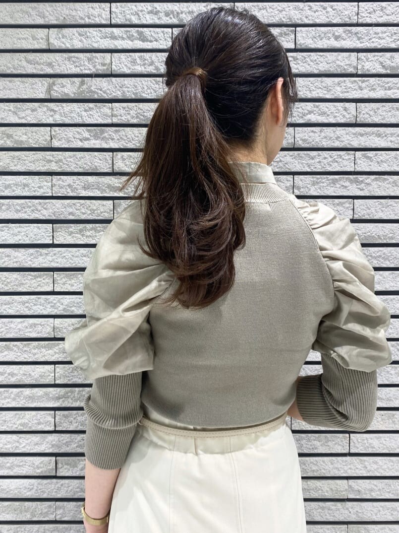 ホワイト系のスカート、ホワイト系のスカート、ベージュ系のブーツを着用したレディースの秋コーディネートの6枚目の写真