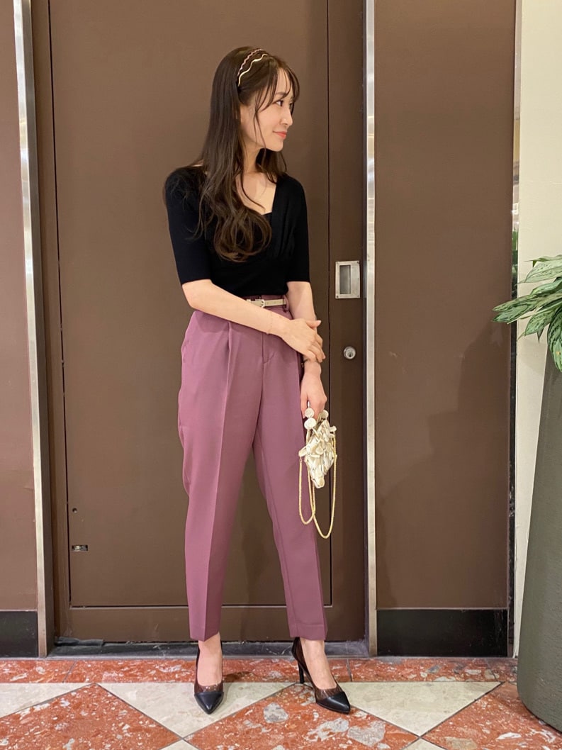 ホワイト系のハンドバッグ、ブラック系のパンプス、ブラウン系のその他パンツを着用したレディースの夏コーディネートの3枚目の写真