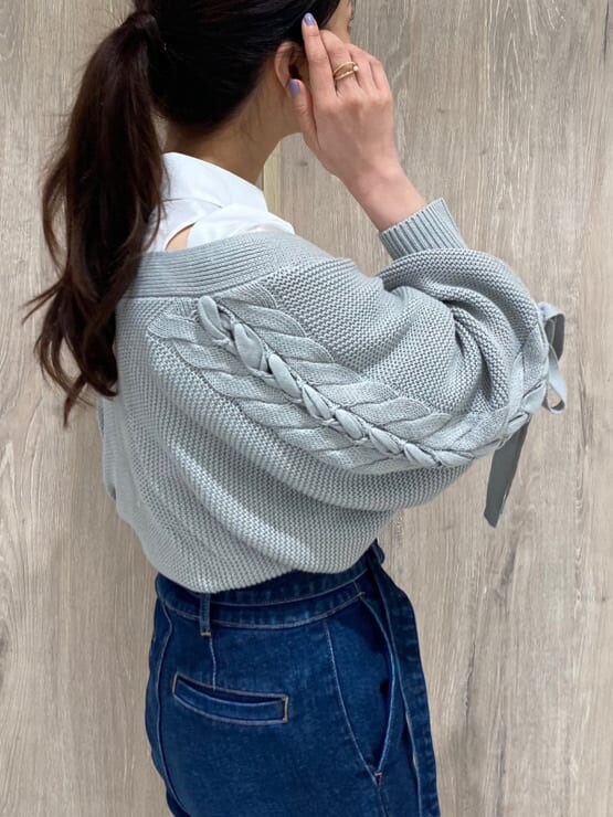 ブラック系のサンダル、ホワイト系のTシャツ/カットソー、ブルー系のデニムパンツを着用したレディースの夏コーディネートの6枚目の写真