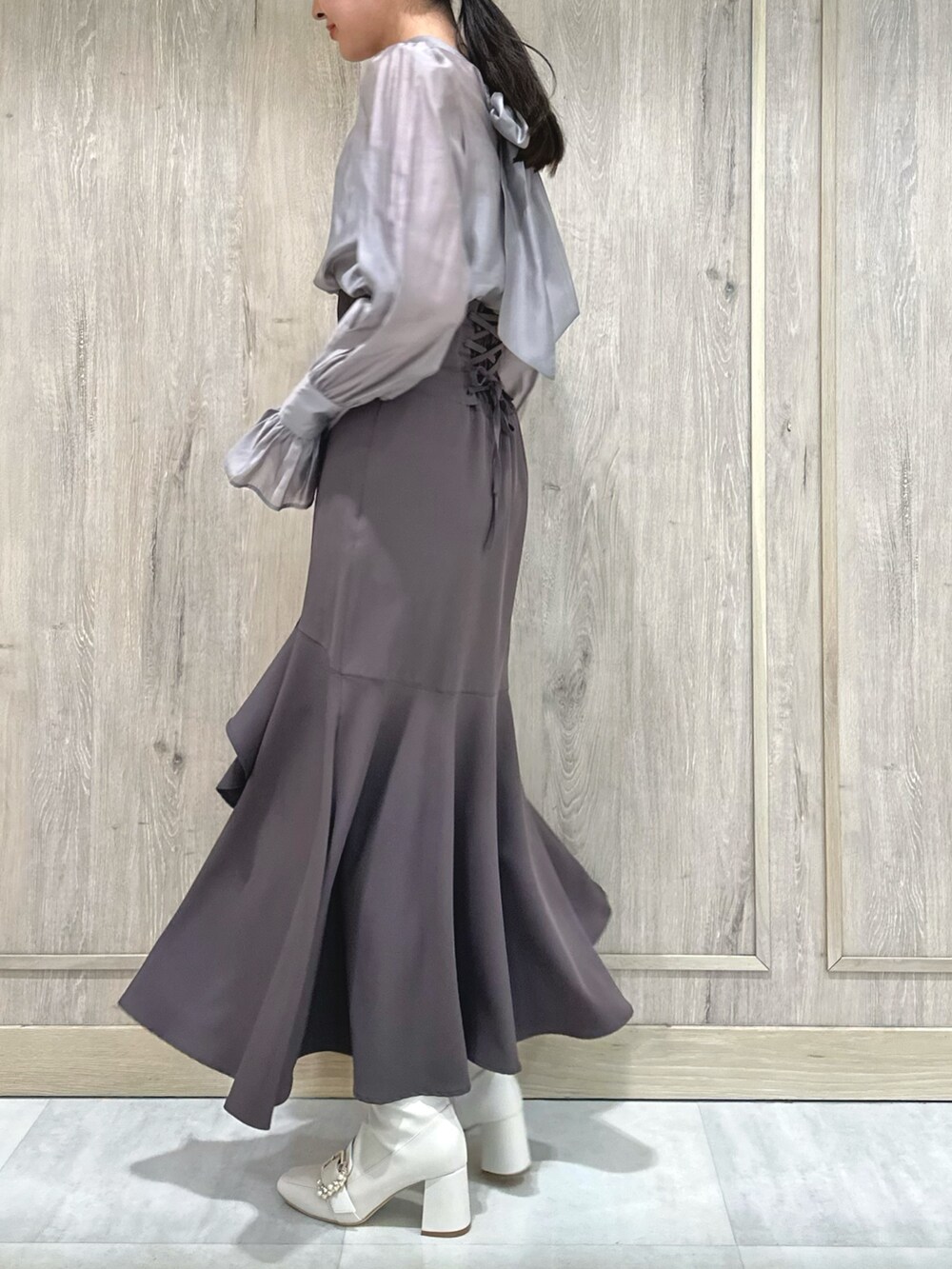 ホワイト系のブーツ、グレー系のシャツ/ブラウス、ブラウン系のスカートを着用したレディースの冬コーディネートの4枚目の写真