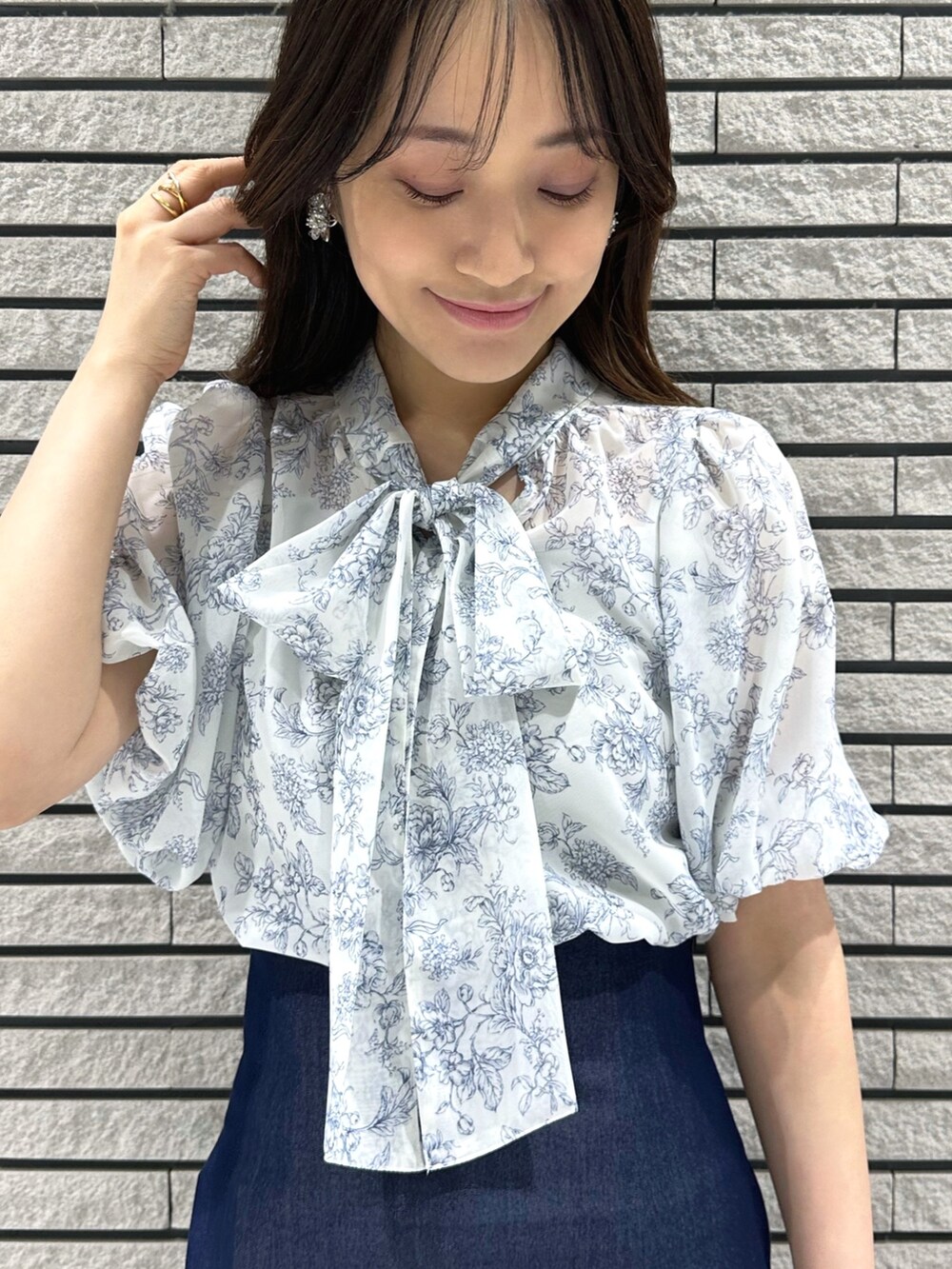 ブルー系のハンドバッグ、ブルー系のスカート、ブルー系のシャツ/ブラウスを着用したレディースの夏コーディネートの5枚目の写真