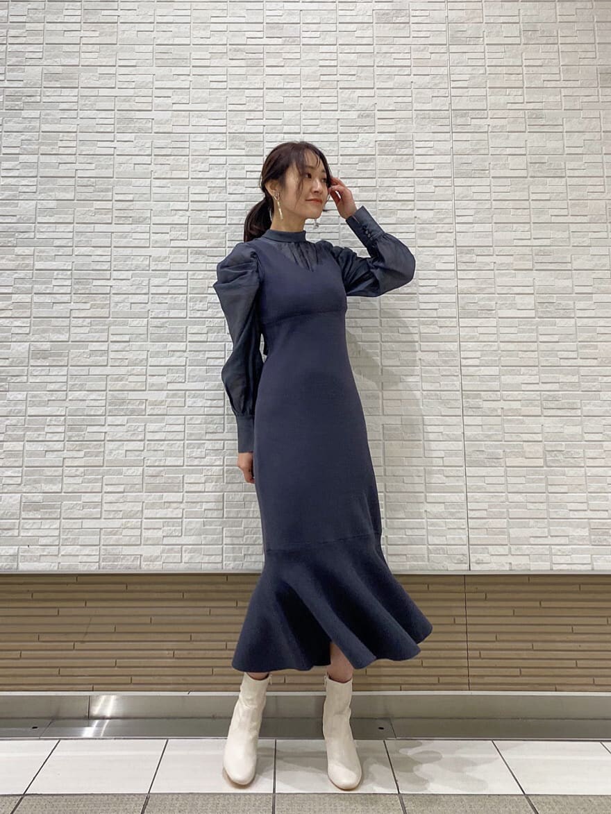 グレー系のテーラードジャケット、ブルー系のワンピース、ホワイト系のその他シューズを着用したレディースの冬コーディネートの3枚目の写真