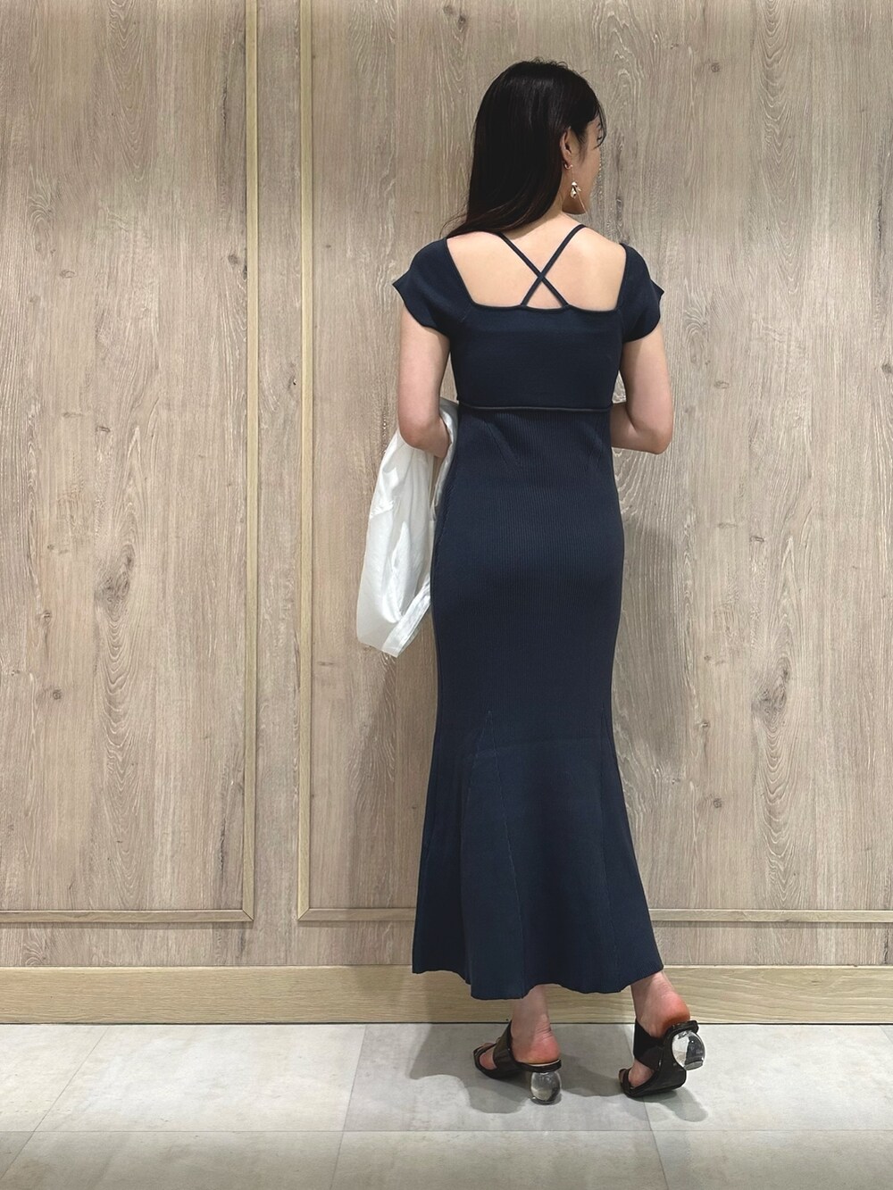 ブラウン系のサンダル、グレー系のワンピース、ホワイト系のシャツ/ブラウスを着用したレディースの夏コーディネートの7枚目の写真