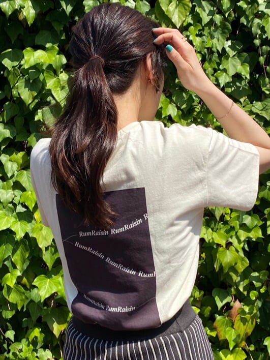 ブラウン系のサンダル、グレー系のワンピース、ホワイト系のTシャツ/カットソーを着用したレディースの夏コーディネートの7枚目の写真