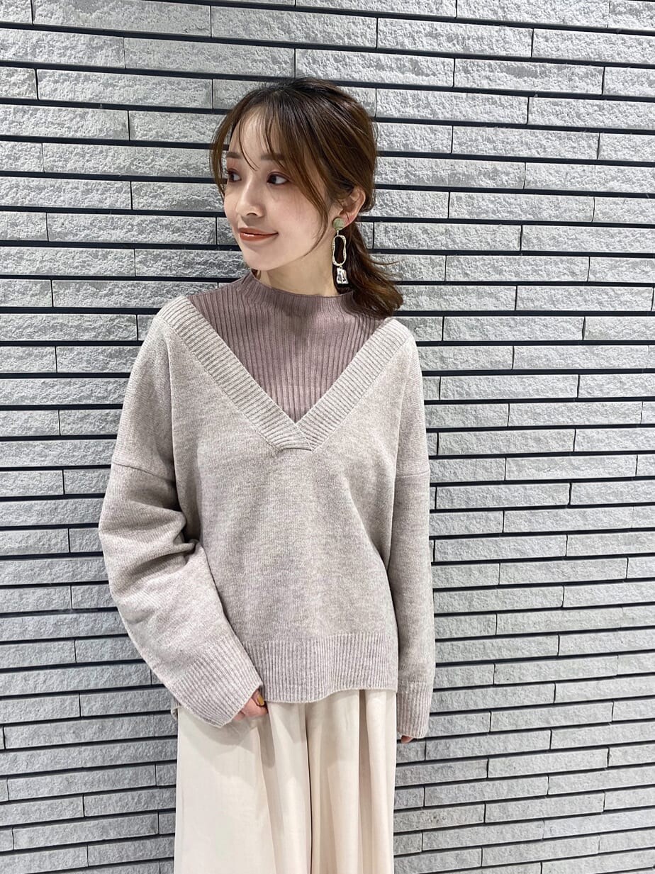 ホワイト系のTシャツ/カットソー、ベージュ系のニット/セーター、ホワイト系のその他パンツを着用したレディースの秋コーディネートの7枚目の写真