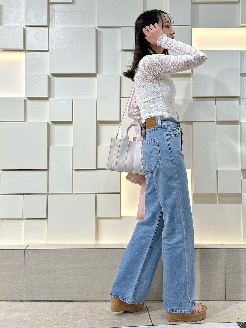 ホワイト系のキャミソール、ホワイト系のTシャツ/カットソー、その他のサンダルを着用したレディースの春コーディネートの3枚目の写真