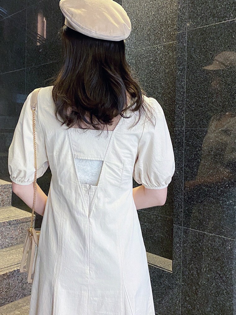 ホワイト系のTシャツ/カットソー、ホワイト系のワンピース、イエロー系のサンダルを着用したレディースの冬コーディネートの5枚目の写真