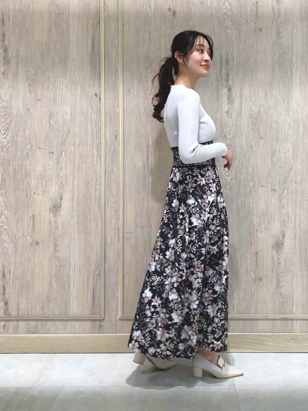 ホワイト系のローファー、ブラウン系のワンピース、パープル系のダウンジャケット/コートを着用したレディースの秋コーディネートの8枚目の写真