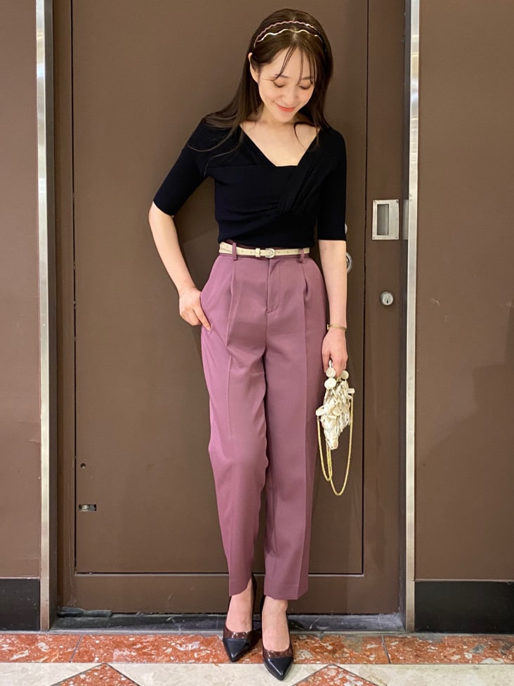 ホワイト系のハンドバッグ、ブラック系のパンプス、ブラウン系のその他パンツを着用したレディースの夏コーディネートの2枚目の写真