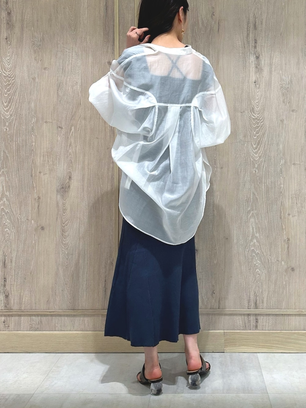 ブラウン系のサンダル、グレー系のワンピース、ホワイト系のシャツ/ブラウスを着用したレディースの夏コーディネートの3枚目の写真