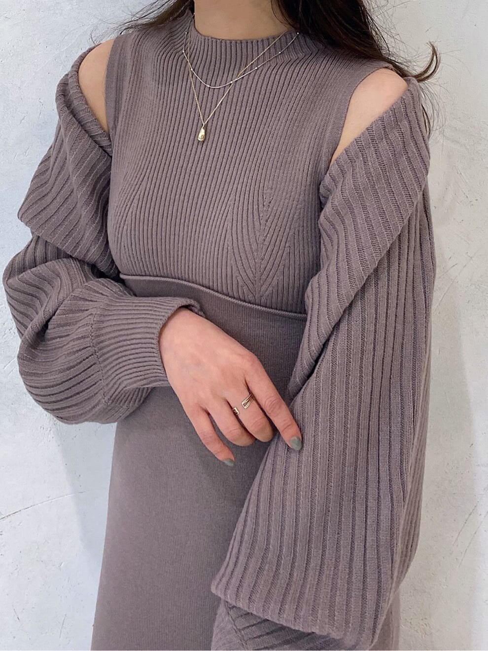 ホワイト系のその他シューズ、ピンク系のワンピース、ホワイト系のハンドバッグを着用したレディースの冬コーディネートの5枚目の写真