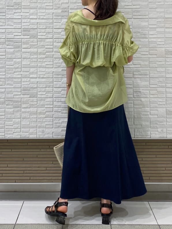 ブラック系のキャミソール、ブラック系のサンダル、イエロー系のシャツ/ブラウスを着用したレディースの春コーディネートの5枚目の写真