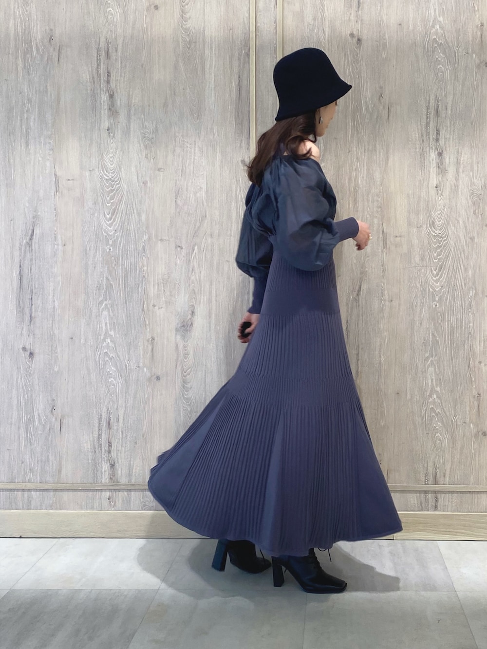 ブルー系のワンピース、ブルー系のワンピース、ブラック系のブーツを着用したレディースの冬コーディネートの4枚目の写真