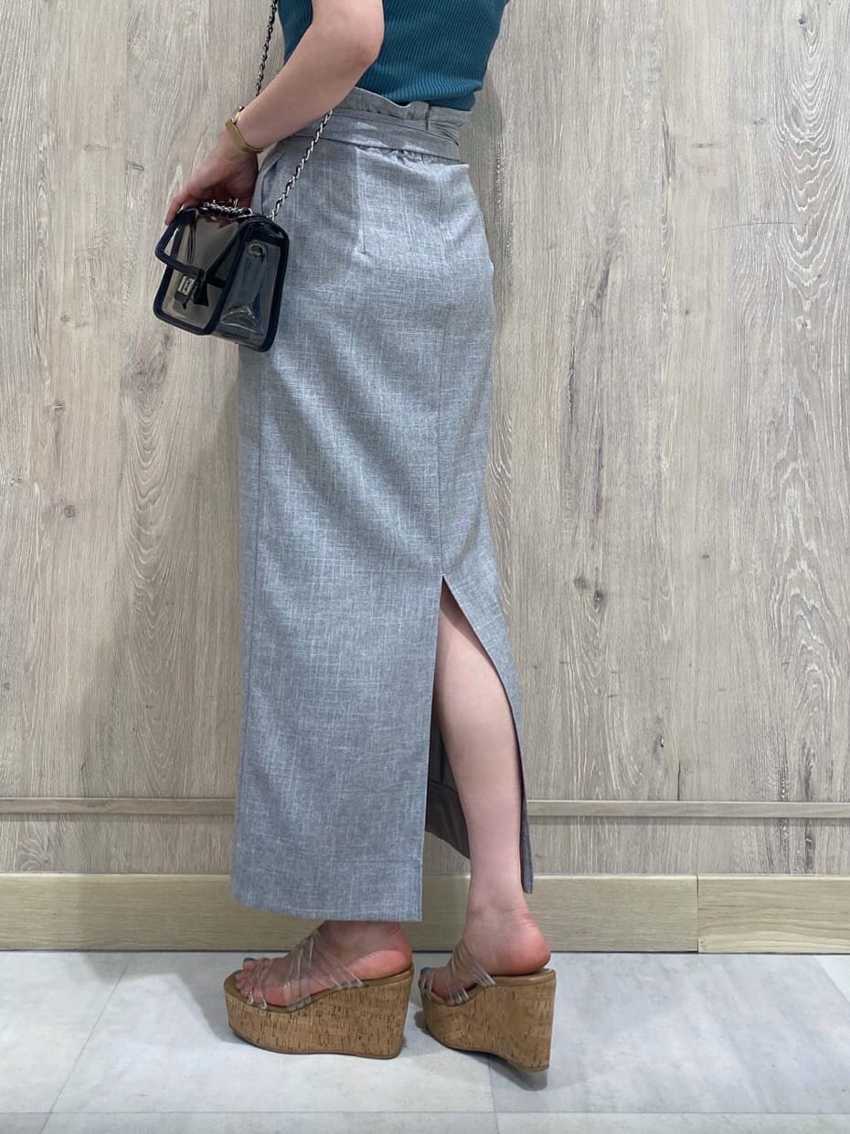 その他のサンダル、ブラック系のショルダーバッグ、ベージュ系のキャミソールを着用したレディースの夏コーディネートの9枚目の写真