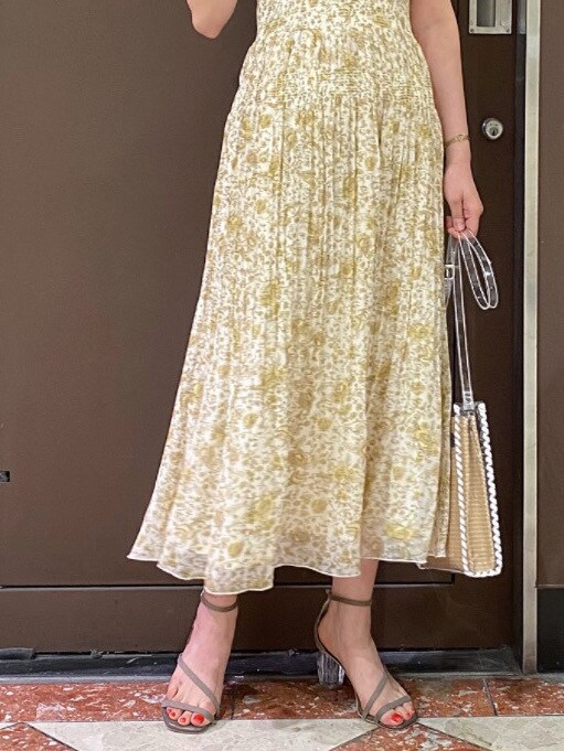 ブラウン系のサンダル、その他のハンドバッグを着用したレディースの夏コーディネートの8枚目の写真