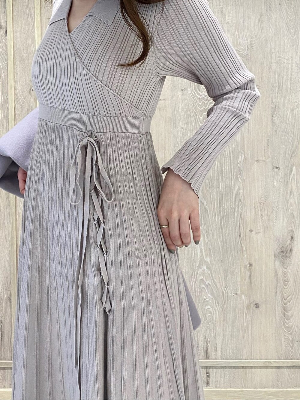 ホワイト系のその他シューズ、ピンク系のチェスターコート、ベージュ系のワンピースを着用したレディースの秋コーディネートの9枚目の写真