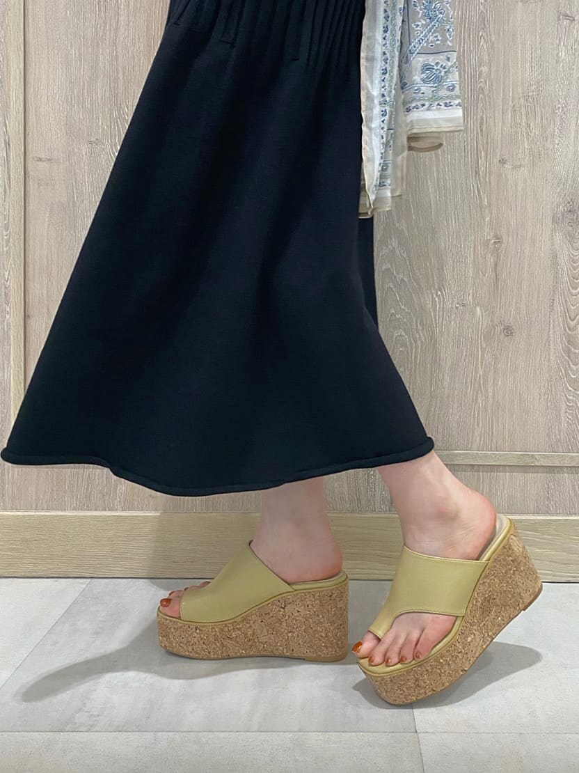 ブラック系のワンピース、イエロー系のサンダル、ホワイト系のハンドバッグを着用したレディースの夏コーディネートの8枚目の写真