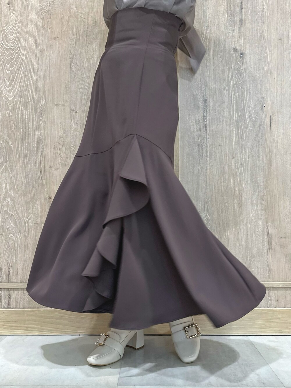 ホワイト系のブーツ、グレー系のシャツ/ブラウス、ブラウン系のスカートを着用したレディースの冬コーディネートの9枚目の写真