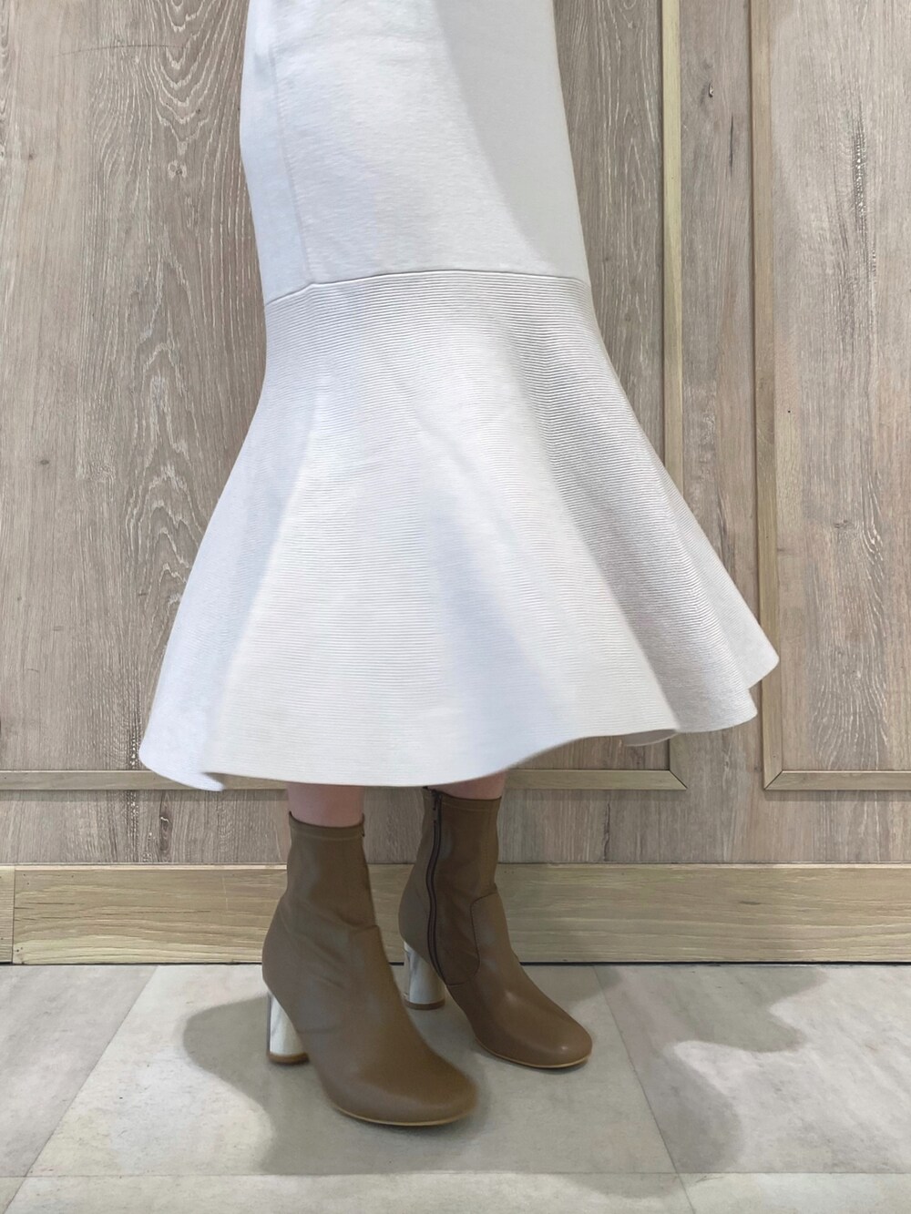 ベージュ系のブーツ、パープル系のその他アウター、ホワイト系のキャミソールを着用したレディースの冬コーディネートの10枚目の写真