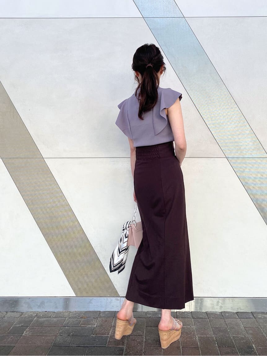 ピンク系のショルダーバッグ、グレー系のニット/セーター、ブラウン系のスカートを着用したレディースの春コーディネートの7枚目の写真