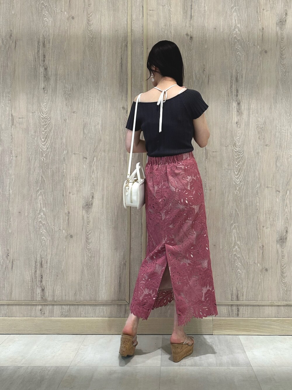 ホワイト系のハンドバッグ、グレー系のニット/セーター、ピンク系のスカートを着用したレディースの春コーディネートの4枚目の写真